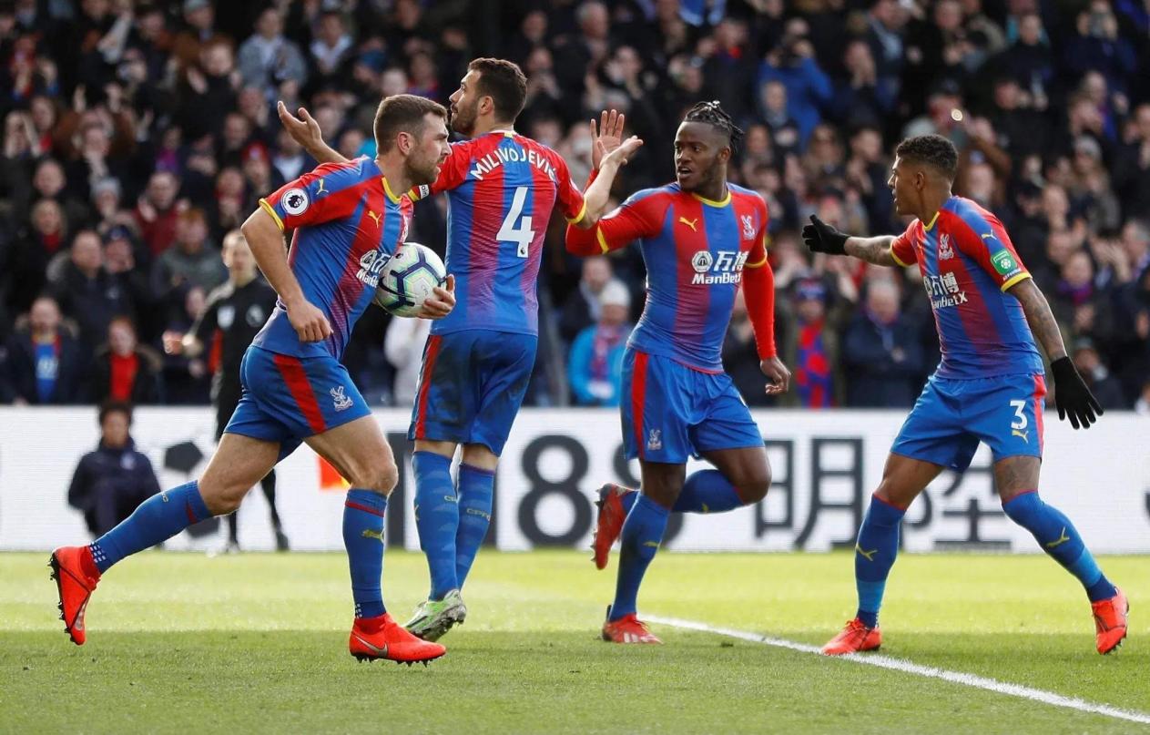 川超自贡队提前出线，奥运冠军高敏献花，全队坐摩托车巡游（川超自贡队提前晋级，奥运冠军高敏送花庆贺，全队骑摩托车巡游）