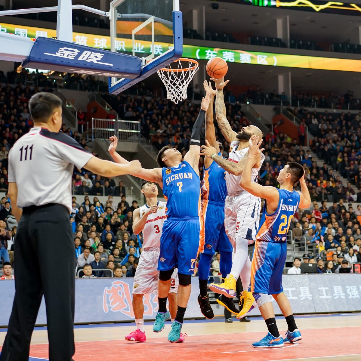 科莫0-0卡利亚里，平分秋色（科莫与卡利亚里握手言和，0-0收场）