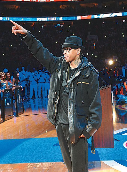 ESPN发布卡通版圣诞大战海报：文班摘星星引人注目（ESPN公布圣诞大战卡通海报：文班“摘星”画面抢眼）