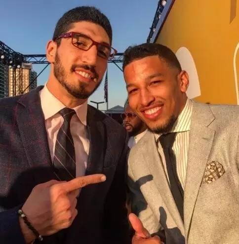 克尼佩尔高效表现，助力球队获胜（克尼佩尔效率爆棚，带队拿下胜利）