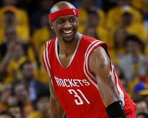 被赠送云达不莱梅印有8号的球衣，克罗斯：这是合同报价吗（收到云达不莱梅8号球衣，克罗斯打趣：这是合同报价？）