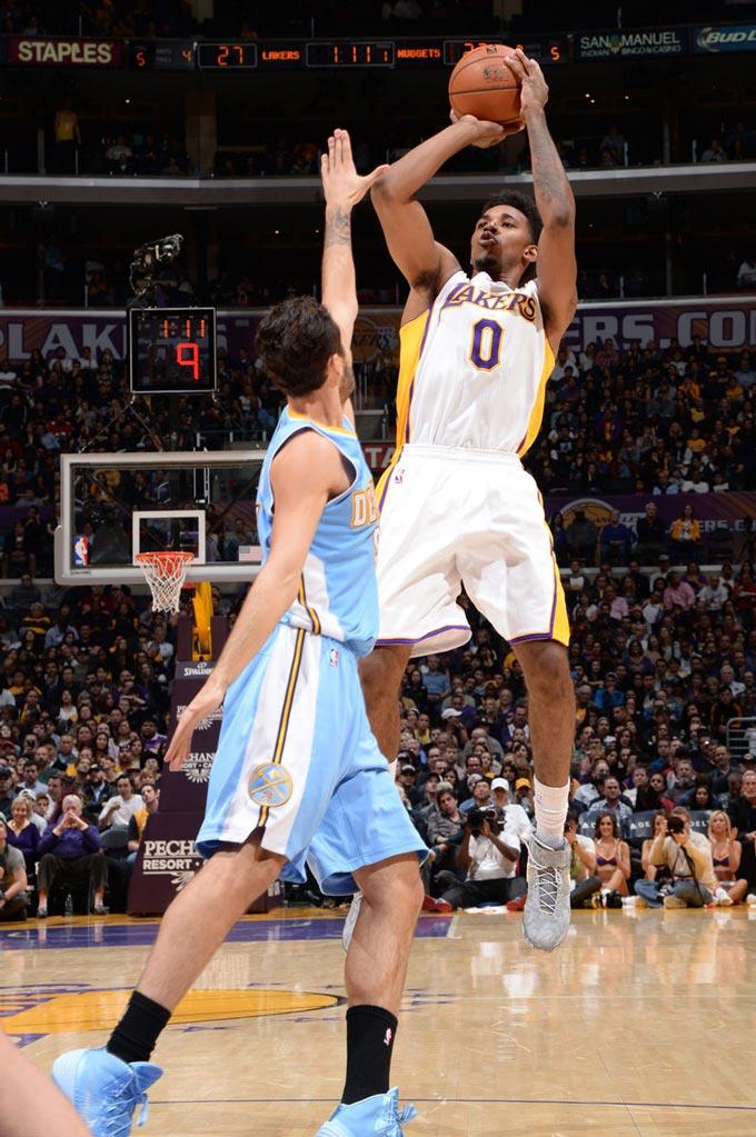 普利西奇成为英雄，AC米兰逆转都灵，重返意甲榜首（普利西奇一锤定音，AC米兰逆转击败都灵，重登意甲榜首）