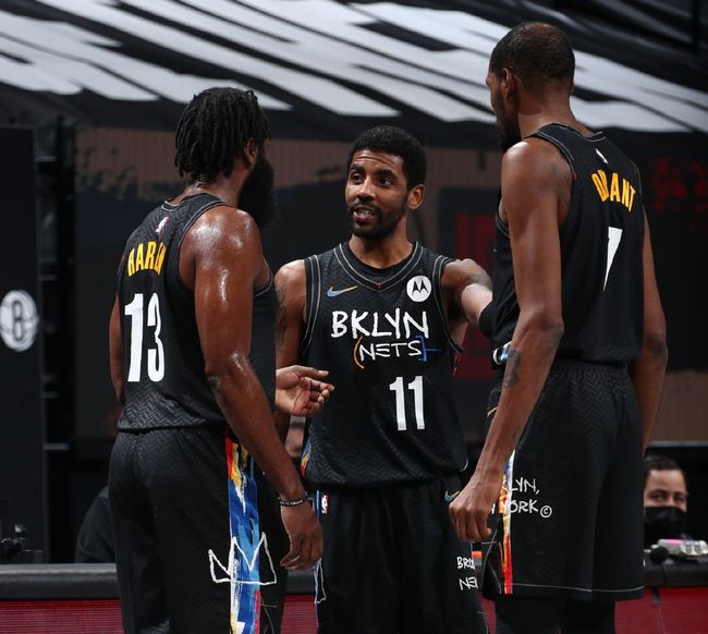 篮球场上的瞬间辉煌——付豪底线持球强攻，勾手压哨命中（赛场高光一刻：付豪底线强突勾手压哨命中）