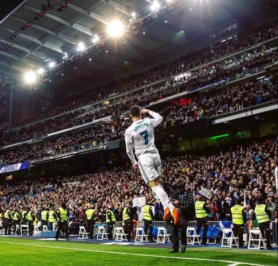 不和谐，太阳报：拜仁球迷在赛前与现场警察和安保发生冲突（太阳报：拜仁球迷赛前与现场警方及安保爆发冲突）