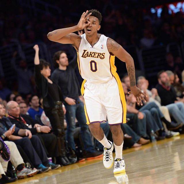 马卡：门迪复出展现出色状态，皇马若踢五后卫将有他位置（马卡报：门迪复出状态上佳，若皇马踢五后卫他将占一席之地）