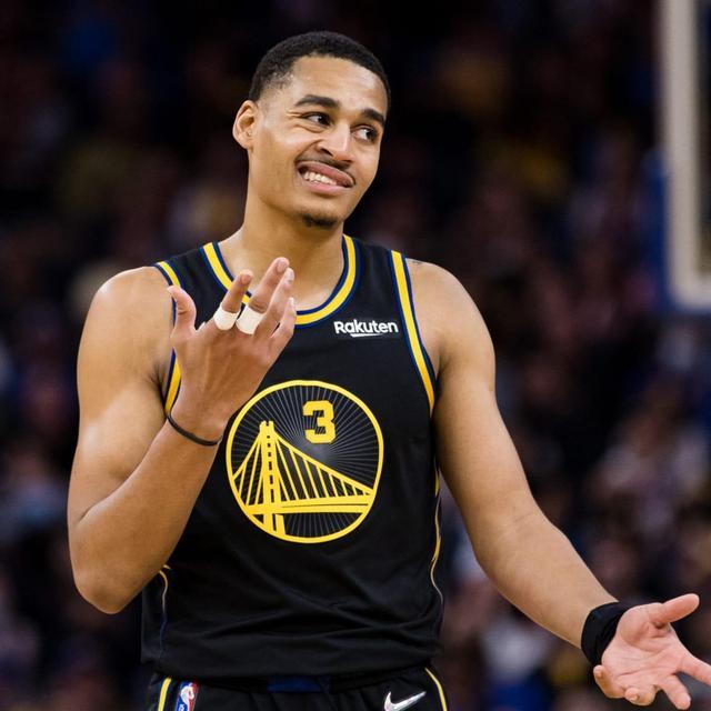 瑞典超保级附加赛被迫四次中断，球迷燃放烟火致人造草皮起火（球迷燃放烟花引发人造草皮起火，瑞典超保级附加赛四度被迫中断）