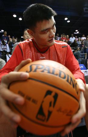 湖人杯赛主场不敌马刺引热议！媒体人：詹东里合体后最惨失利（湖人杯赛主场负于马刺引发热议，媒体人称詹东里合体以来最惨一败）