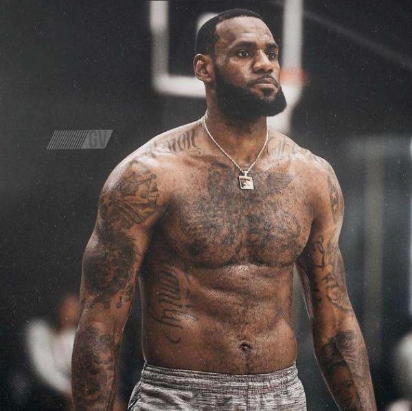 梁靖崑为妻儿“连吃带拿”！王楚钦力挺徐瑛彬（梁靖崑为妻儿贴心打包带走，王楚钦发声力挺徐瑛彬）