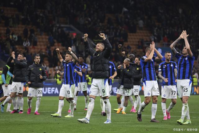 差点装大了！赞比亚锋霸绝平马里后空翻庆祝，颈部着地吓出冷汗（惊险一幕！赞比亚前锋绝平马里后空翻失误，颈部着地险些受伤）