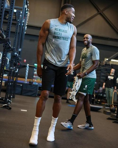 德里克·怀特，这个名字在NBA赛场上已经成为了胜利的代名词。（德里克·怀特：NBA赛场上的胜利象征）