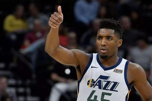 尼克斯骑士决胜时刻：尼克斯五人轮流得分 米切尔孤注一掷错失绝杀（尼克斯骑士生死时刻：尼克斯多点开花轮番取分，米切尔孤注一掷绝杀未果）