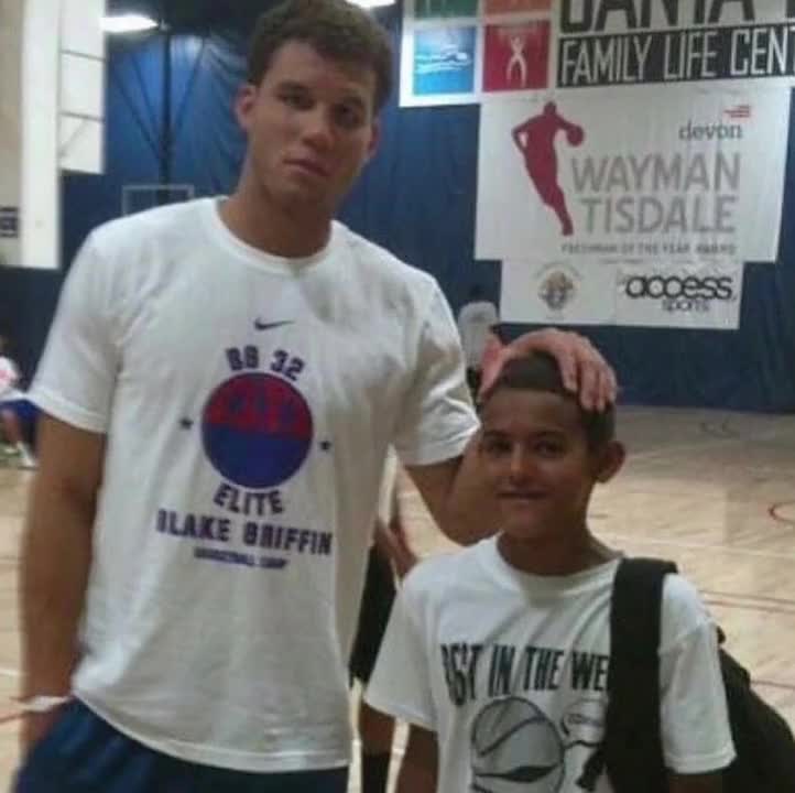 手感爆棚！马内克三分10中9&上海全队30中8（马内克三分10投9中火力全开，上海队外线30投仅8中）