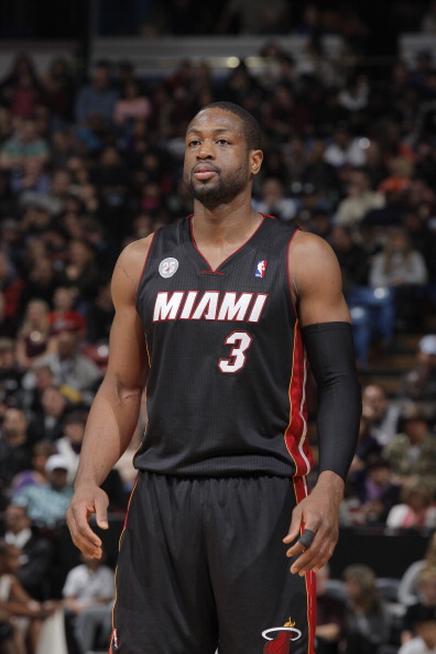 贝林厄姆：球员们100%支持阿隆索；没人放弃、抱怨或发牢骚（贝林厄姆：全队100%力挺阿隆索，无人放弃也无人抱怨）